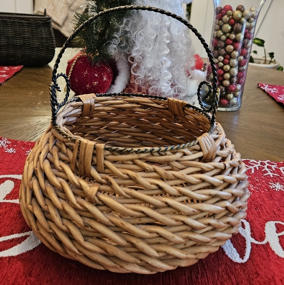 Wicker basket - Picture 1 of 3